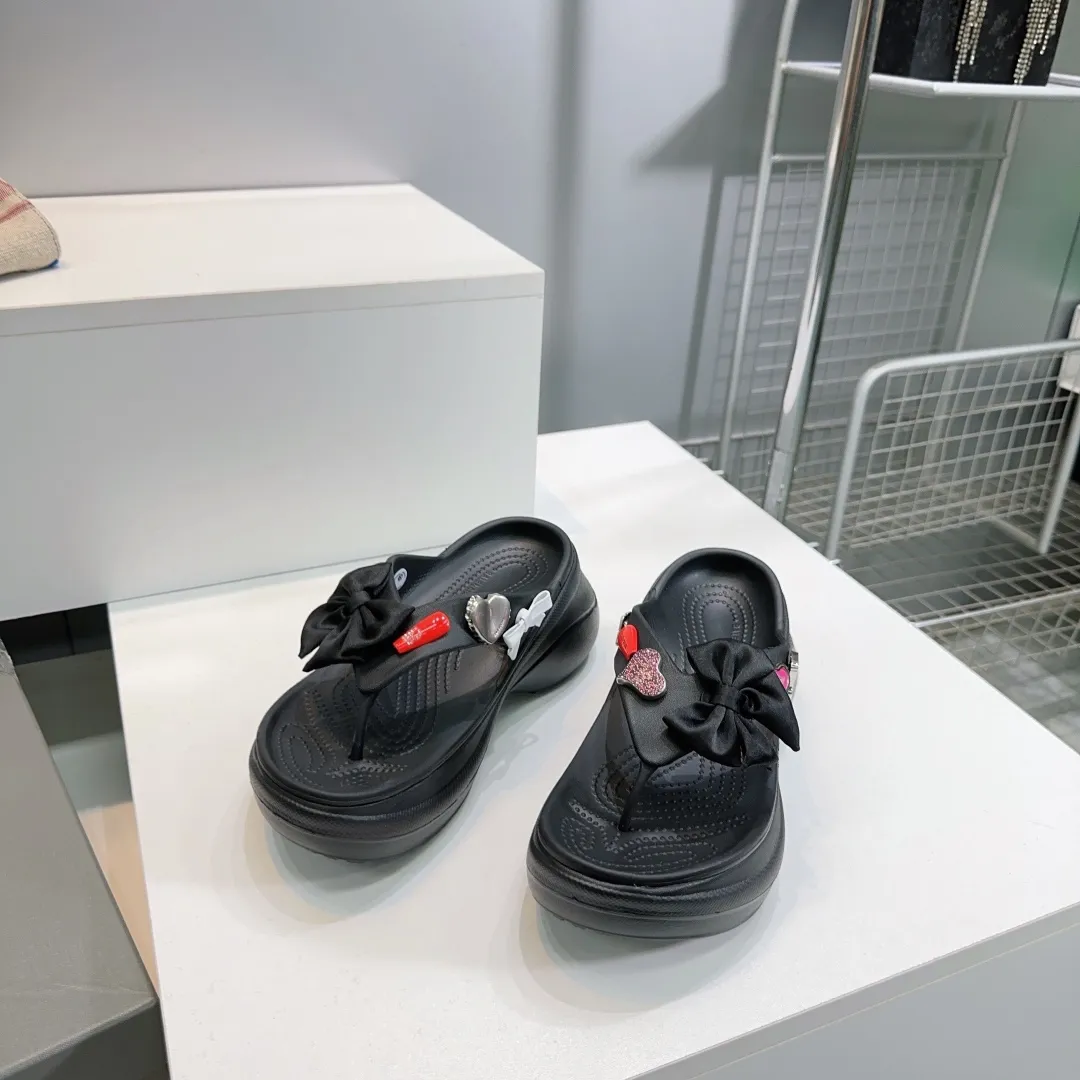 👟👟Ex-factory price 440👟👟 Top quality🔥Balenciaga 25 spring and summer latest thick-soled rubber jelly shoes flip-flops! 25 new spring dark horse items, fashion bloggers at home and abroad have put on foot shows, popular on social platforms at home and abroad, fashionistas must buy, various Parisian elements hardware buckle DIY, highly brand recognition All hardware is re-engraved and made with heavy gold molds Ingenious craftsmanship, accurately restoring every detail Original open-mold EVA rubber and plastic one-piece outsole Super light on the foot, a proper height-increasing artifact with an outsole height of 6cm Original full set of packaging Code number: 35-42 (40, 41, 42 are non-refundable) with original packaging